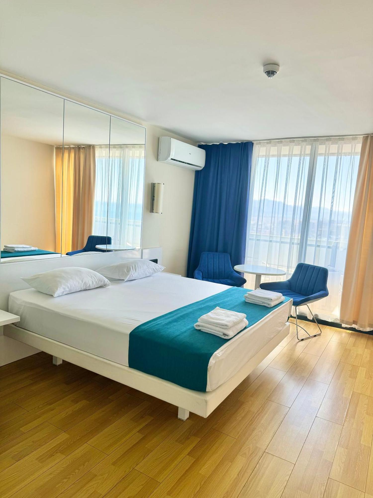 Lux Apartaments Batumi Bagian luar foto