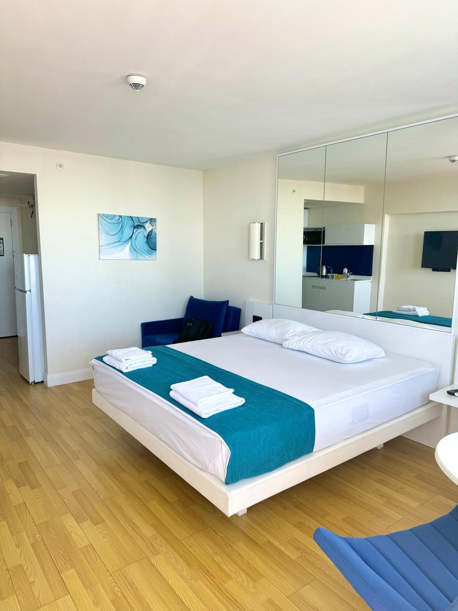 Lux Apartaments Batumi Bagian luar foto